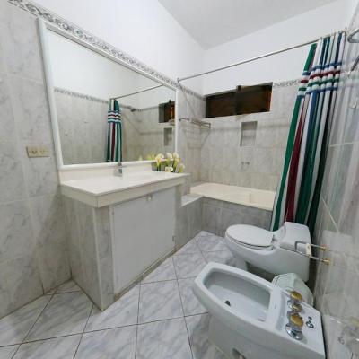 ALQUILER DE CASA EN CALLE LOS SAUCES, URB. SANTA VICTORIA